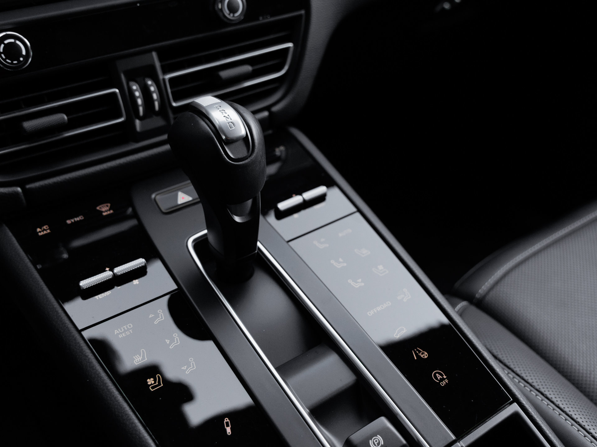 Certified 2026 Porsche Macan Turbo AWD/4WD image 24