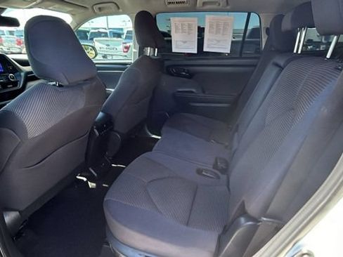 Used 2024 Toyota Highlander LE FWD image 15