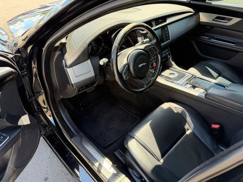 Used 2018 Jaguar XF Premium RWD image 24
