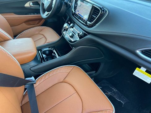 New 2026 Chrysler Pacifica Pinnacle image 17