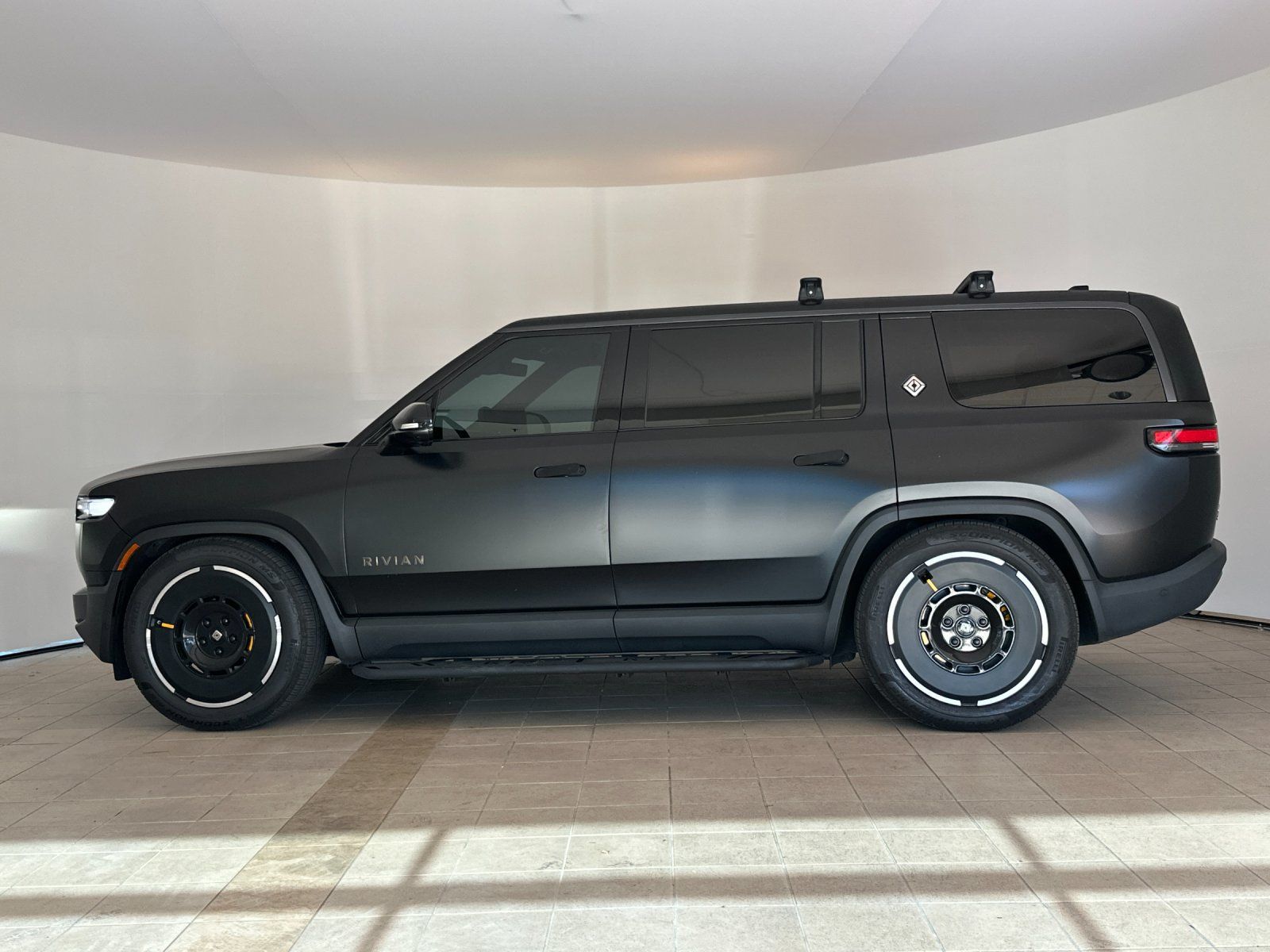 Used 2025 Rivian R1S Premium Dual AWD/4WD image 3