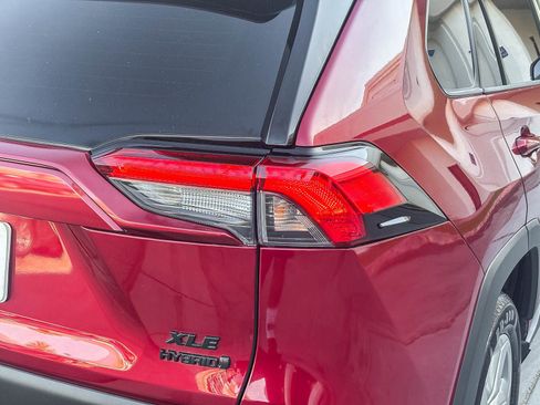 Used 2021 Toyota RAV4 XLE Premium AWD/4WD image 8