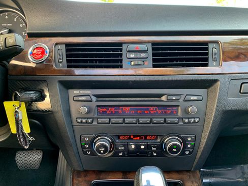 Used 2010 BMW 328i Convertible image 24