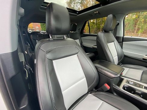 Certified 2022 Ford Explorer XLT w/ Equipment Group 202A image 34