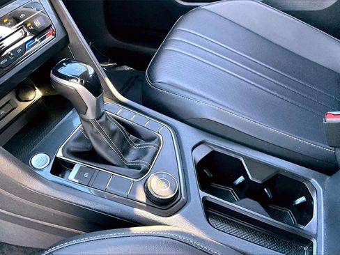 Used 2022 Volkswagen Tiguan SE image 15