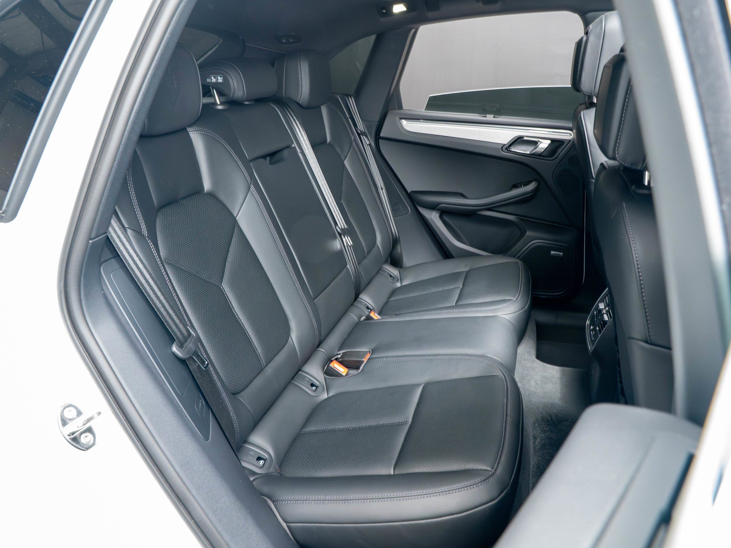 Certified 2026 Porsche Macan AWD/4WD image 41