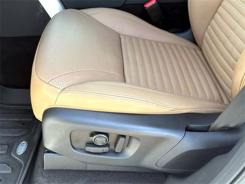 New 2024 Land Rover Discovery Dynamic SE image 17