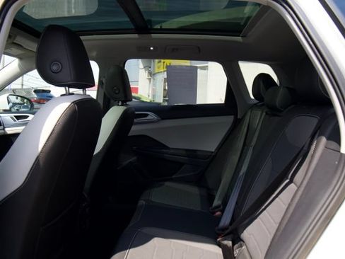 Used 2025 Volkswagen Taos SE w/ Panoramic Sunroof Package FWD image 29