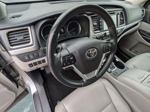 Used 2018 Toyota Highlander XLE AWD/4WD image 11