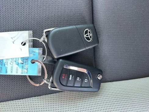 Used 2025 Toyota Corolla LE image 33