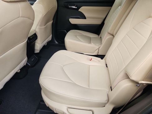 Used 2023 Toyota Highlander XLE AWD/4WD image 24