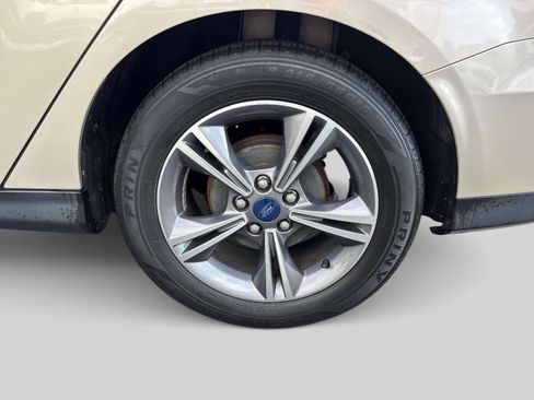 Used 2018 Ford Focus SE w/ SE Appearance Package FWD image 29