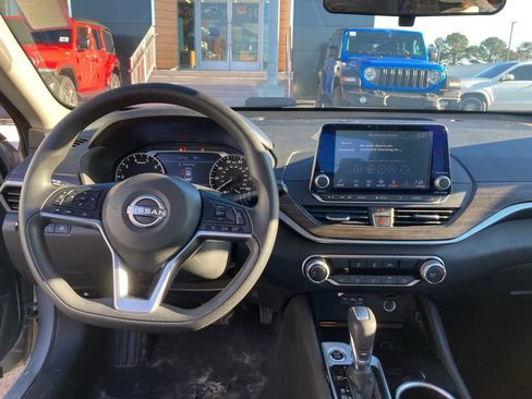 Used 2024 Nissan Altima 2.5 SV image 19