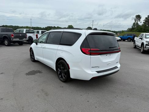 Used 2025 Chrysler Pacifica Limited FWD image 3