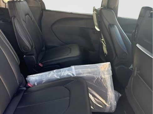 New 2026 Chrysler Pacifica Select image 25