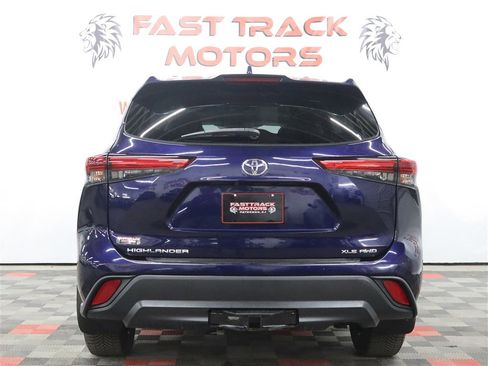 Used 2021 Toyota Highlander XLE AWD/4WD image 5
