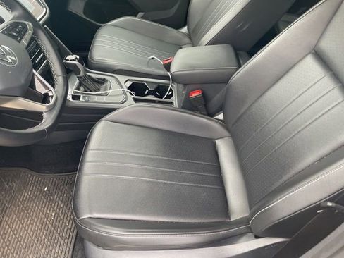 Used 2024 Volkswagen Tiguan SE FWD image 10