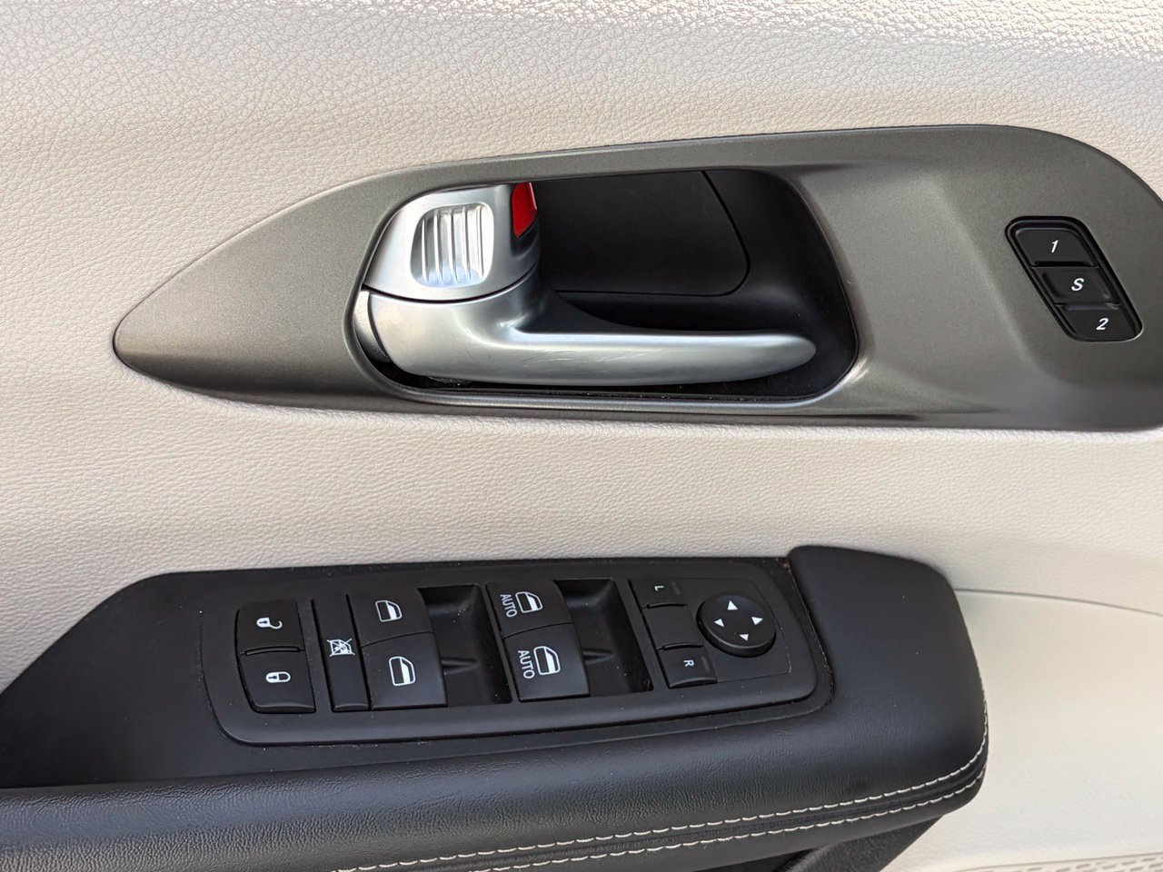 Used 2024 Chrysler Pacifica Limited FWD image 7
