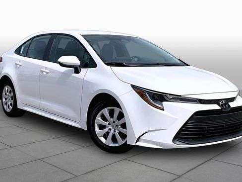 Used 2025 Toyota Corolla LE image 3