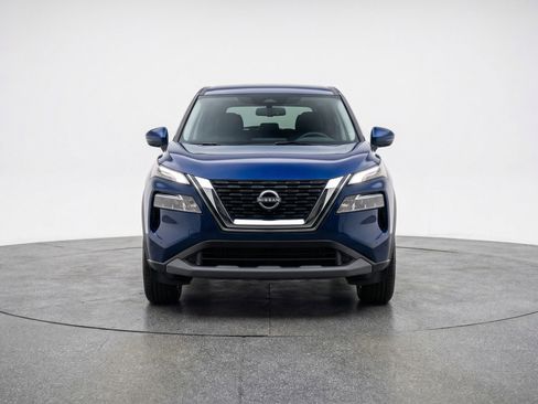 Used 2025 Nissan Rogue SV image 2