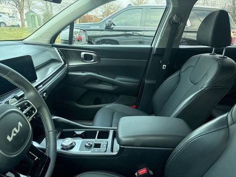 Certified 2025 Kia Sorento EX w/ EX Panoramic Sunroof Package image 2