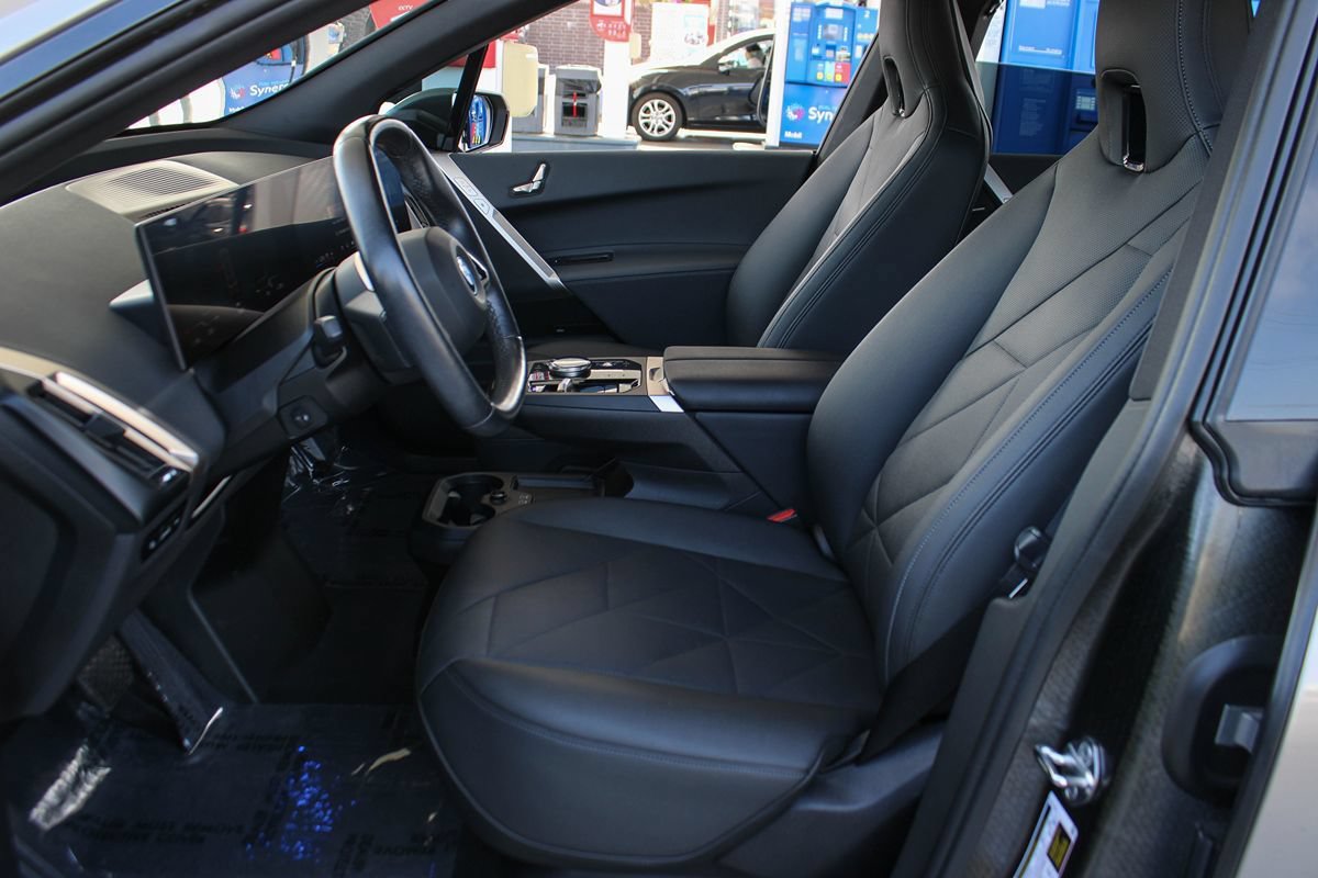 Used 2024 BMW iX xDrive50 w/ Sport Package AWD/4WD image 14