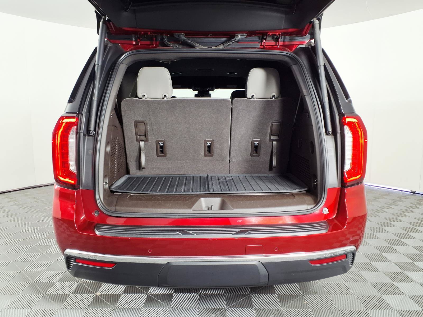Used 2023 GMC Yukon SLT RWD image 8