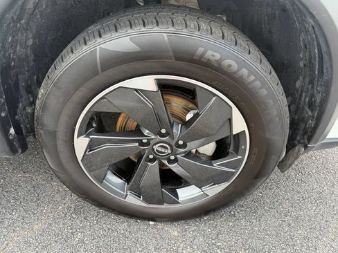 Used 2024 Nissan Rogue SV FWD image 30