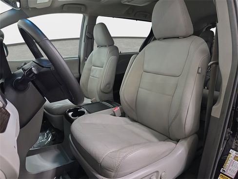 Used 2017 Toyota Sienna XLE Premium image 14