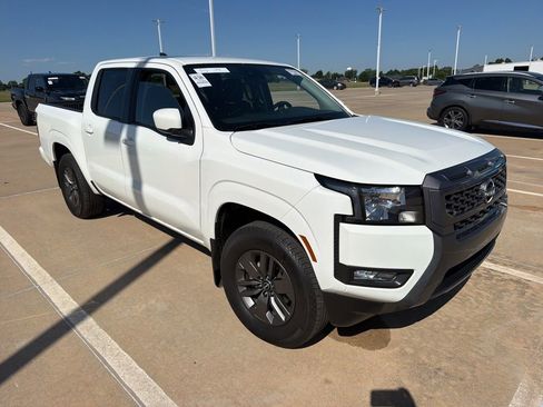 Used 2025 Nissan Frontier SV w/ SV Convenience Package RWD image 3