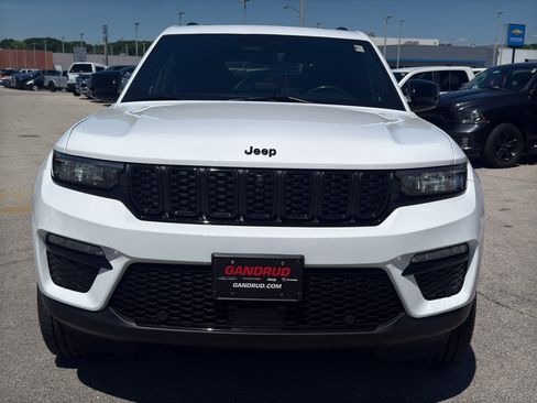 Used 2024 Jeep Grand Cherokee Limited w/ Luxury Tech Group II AWD/4WD image 3