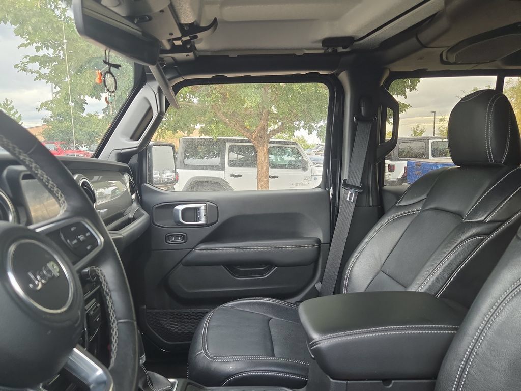 Used 2019 Jeep Wrangler Unlimited Sahara AWD/4WD image 3