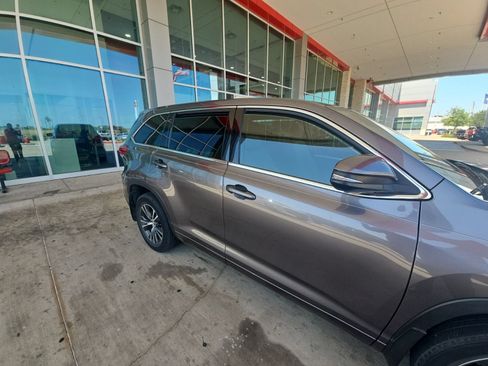 Used 2018 Toyota Highlander LE FWD image 21