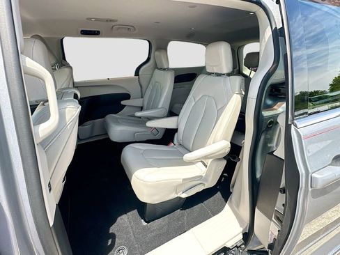 Used 2017 Chrysler Pacifica Touring-L Plus w/ Advanced Safetytec Group FWD image 24