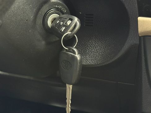 Used 2015 Toyota Corolla LE FWD image 25