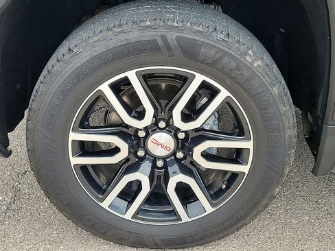 Used 2023 GMC Sierra 1500 AT4 w/ Technology Package AWD/4WD image 14