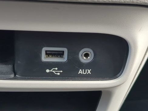 Used 2018 Chrysler Pacifica Touring-L FWD image 26
