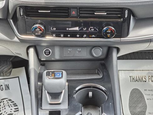Used 2022 Nissan Rogue SV FWD image 13