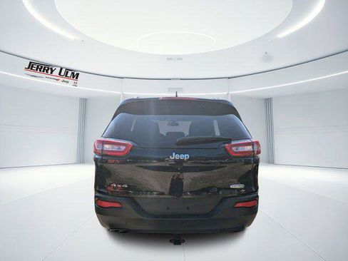 Certified 2017 Jeep Cherokee Latitude w/ Cold Weather Group image 4