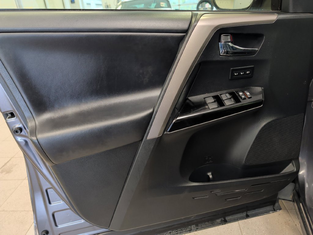 Used 2018 Toyota RAV4 Limited FWD image 12