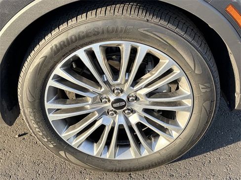 Used 2017 Lincoln MKX Reserve w/ Driver Assistance Package image 4