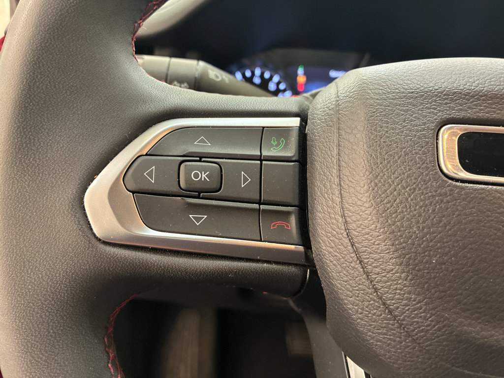 Used 2025 Jeep Compass Trailhawk AWD/4WD image 26