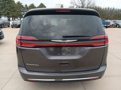 Used 2023 Chrysler Pacifica Touring-L image 6