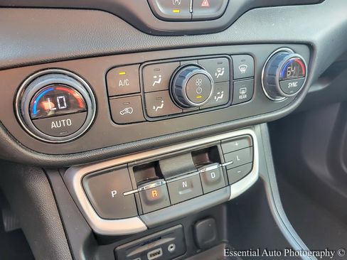 Used 2023 GMC Terrain SLT image 16