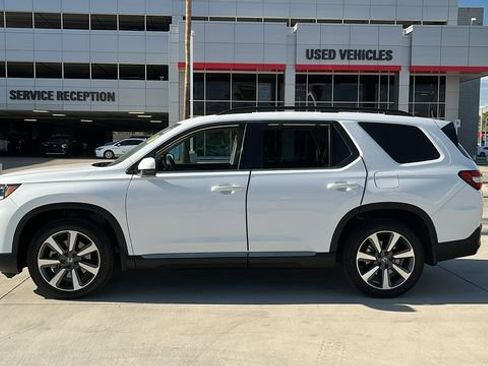 Used 2025 Honda Pilot Elite image 3