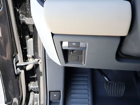 Certified 2024 Land Rover Defender 110 SE AWD/4WD image 34