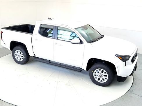 Used 2025 Toyota Tacoma SR5 AWD/4WD image 16