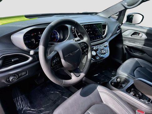 Used 2024 Chrysler Pacifica Limited FWD image 5