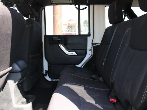 Used 2015 Jeep Wrangler Unlimited Rubicon AWD/4WD image 13