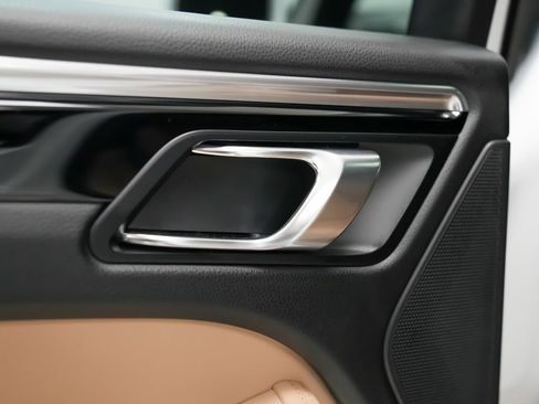 Certified 2025 Porsche Macan AWD/4WD image 15